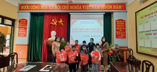 Trao tặng quà Tết cho học sinh nghèo, học sinh có hoàn cảnh khó khăn